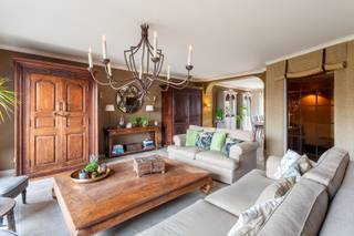 Ruim en lichtrijk duplex appartement gelegen op de 4de verdieping van Residentie Country Gardens! <br /><br />Rustig gelegen in dichte nabijheid van Sint-Annabos en Sint-Annastrand! Winkels, openbaar vervoer en velostation bevinden zich op wandelafstand. <br /><br />Het appartement is gelegen op de 4de verdieping en omvat:<br />Inkomhal met apart gastentoilet en ingemaakte kasten. Ruime woonkamer met tegelvloer, bestaande uit een gezellige leefruimte met toegang tot het terras met uitzicht op het Sint-Annabos. Op het terras bevindt zich tevens een extra ruime berging. De eetkamer sluit naadloos aan op de leefruimte en geeft toegang tot een tweede terras met uitzicht op de binnentuin van de residentie. De open, volledig ingerichte keuken is voorzien van kasten en toestellen, waaronder een koelkast, combi-oven, inductiekookplaat en dampkap.<br /><br />Bovenverdieping op de vijfde verdieping:<br />Hier bevinden zich twee zeer ruime slaapkamers met tegelvloer. De eerste slaapkamer beschikt over ingemaakte kasten.<br />De badkamer is uitgerust met een douchecabine, een zeer ruim ligbad, een lavabomeubel en een toilet.<br /><br />Ondergrondse autostaanplaats bij aan te kopen € 20.000!<br /><br />EPC: 285 kWh/m²<br />P-score: A G-score: A <br />Wg-Gvv-Gmo-Vg-Gvkr