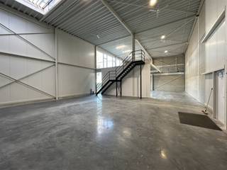 <p>Bedrijvenpark <strong>PALLET </strong>is gelegen op een zichtlocatie aan de Ter Heidelaan (R25) in Aarschot. Dankzij de nabijheid van het op- en afrittencomplex van de E314 (Leuven–Lummen) en het centrum van Aarschot op slechts 2 km, geniet deze locatie van een uitstekende bereikbaarheid. Het park maakt deel uit van het gevestigde bedrijvengebied Nieuwland-Meetshoven.<br /><br />De beschikbare unit omvat magazijn- en/of productieruimte, met de mogelijkheid tot het inrichten van een kantoor en/of showroom. De indeling is bespreekbaar en kan afgestemd worden op je activiteiten.<br /><br />De unit beschikt over een eigen parkeerplaats.<br /><br />De verhuring gebeurt onder het BTW-stelsel.<br /><br />Interesse? Neem contact met ons op via 016/365 365 voor meer informatie of een plaatsbezoek.</p>