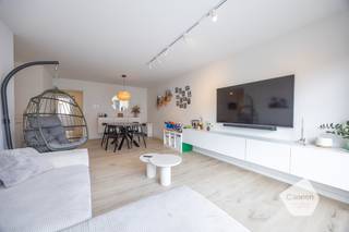 <ul>
<li>Welkom in dit sfeervolle appartement, gelegen op de eerste verdieping aan de Mariakerkelaan. Het appartement beschikt over een <strong>bewoonbare oppervlakte van ca. 82 m²</strong> en geniet van een centrale ligging, op korte afstand van het strand, winkels en diverse horecazaken.</li>
<li><u><strong>Indeling:</strong></u> inkomhal, lichtrijke leefruimte met toegang tot het terras, keuken, <strong>drie slaapkamers</strong>, recent gerenoveerde badkamer met toilet en een praktische berging.</li>
<li><u><strong>Troeven:</strong></u> degelijke DSM-keuken, recent <strong>vernieuwde badkamer</strong> en conforme elektrische installatie. Daarnaast beschikt het gebouw over een <strong>gemeenschappelijke kelder met fietsenstalling. </strong>Er is tevens mogelijkheid om een <strong>private garage</strong> te huren in het gebouw.</li>
</ul>