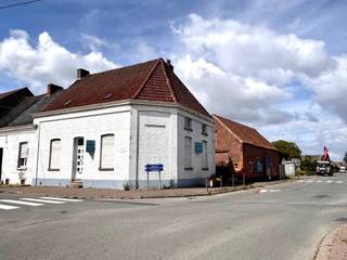 Goedgelegen te renoveren woning met 3 slaapkamers, bijgebouw en GROTE TUIN. INDELING: inkomhal, ruime leefruimte met OPEN HAARD, keuken, apart...