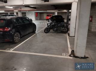 Place de parking à louer dans un immeuble sécurisé au centre de Strombeek-Bever. Pour plus d'informations ou une visite, veuillez contacter le...