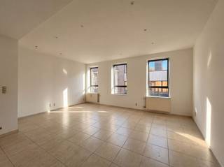 <p><span>Zeer ruim 2-slaapkamer appartement met groot terras in het centrum van Bree. </span></p><p><span> </span></p><p><span>ALGEMEEN: </span></p><p><span>- Appartement gelegen op de eerste verdieping. Geen lift aanwezig. </span></p><p><span>- Het appartement is voorzien van tegel- en laminaatvloer. </span></p><p><span>- Top gelegen midden in het centrum van Bree. </span></p><p><span>- Terras aanwezig aan de achterzijde van het gebouw. </span></p><p><span>- Geen gemeenschappelijke kosten. </span></p><p><span> </span></p><p><span> </span></p><p><span>INDELING</span></p><p><span>- Inkomhal / nachthal met toegang tot alle vertrekken. </span></p><p><span>- Leefruimte voorzien van een eet- en zithoek. <br />- Keuken, uitgerust met een kookplaat met dampkap, koelkast, microgolfoven en spoeltafel. Via de keuken heeft men rechtstreeks toegang tot het ruime terras aan de achterzijde. </span></p><p><span>- Slaapkamer 1. </span></p><p><span>- Slaapkamer 2. </span></p><p><span>- Badkamer voorzien van een ligbad, douche en wasmeubel met wastafel en kolomkasten. </span></p><p><span>- Gastentoilet met fonteintje. </span></p><p><span>- Berging voorzien van aansluiting voor wasmachine en droogkast & kastenwand. </span></p><p><span> </span></p><p><span>Vrij per direct.</span></p><p><span> </span></p>