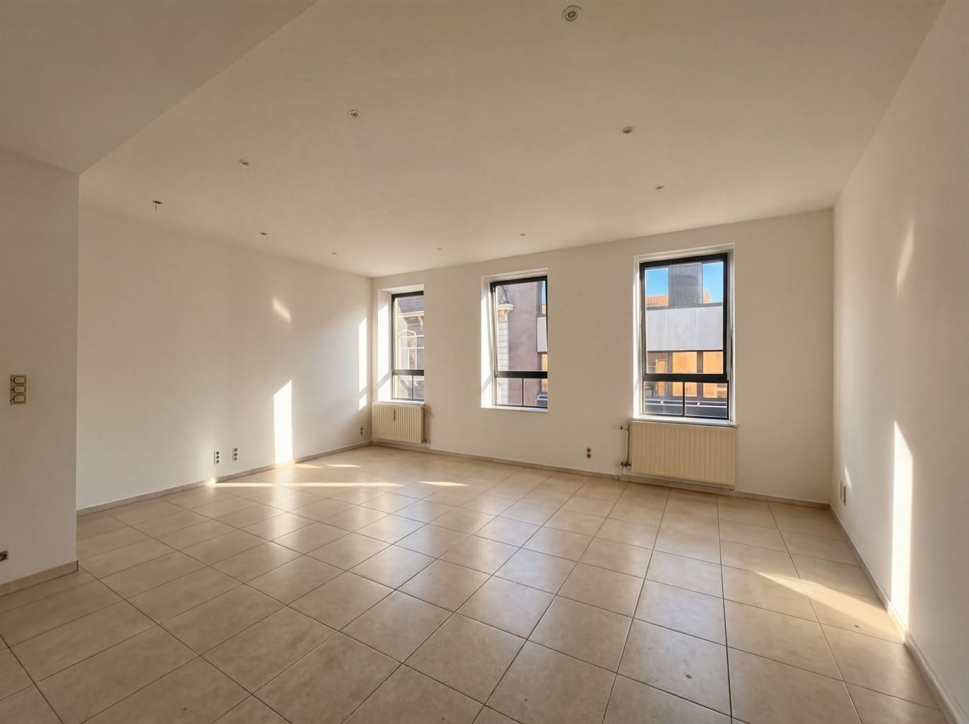 Zeer ruim 2-slaapkamer appartement met groot terras in het centrum van Bree. - foto 1
