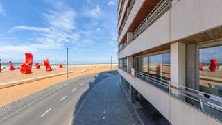 RESIDENTIE COMMODORE – EXCLUSIEF TWEE-SLAAPKAMERAPPARTEMENT OP DE ALBERT I PROMENADE<br />Dit stijlvol afgewerkte appartement is gelegen op de eerste verdieping van de prestigieuze Residentie Commodore, op de Albert I Promenade te Oostende.<br />De indeling omvat een inkomhal, een lichtrijke woonkamer met volledig ingerichte open keuken, een praktische berging en een afzonderlijk toilet. Verder zijn er twee slaapkamers, waarvan één met badkamer en suite en één met een eigen douchekamer.<br />Vanuit de woonkamer en het terras geniet u van een prachtig zicht op zee en de strekdam. Een individuele kelder is inbegrepen. Garagebox 53 in de residentie kan afzonderlijk worden aangekocht voor € 85.000.<br />• Opp.: 95 m² + 8 m² terras<br />• Prestigieuze residentie met geen grote werken gepland<br />• KI: € 1.293<br />• Individuele kelder inbegrepen en gemeenschappelijke fietsenberging aanwezig<br />• EPC: 117 kWh/m² jaar – Label B<br />• Mogelijkheid tot aankoop van garagebox 53: € 85.000