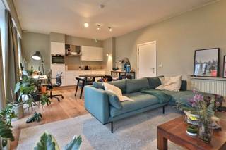 <p><span>Leuk en gezellig appartement met één slaapkamer op wandelafstand van de Grote Markt en het station. </span></p><p><span> </span></p><p><span>Bestaande uit ruime inkom met apart toilet, wasberging, ruime woonkamer met open keuken, badkamer met wastafel en douche, grote slaapkamer met aansluitend zonnig terras van 14m². </span></p><p><span> </span></p><p><span>Staanplaats voor een (elektrische) fiets voorzien!</span></p>