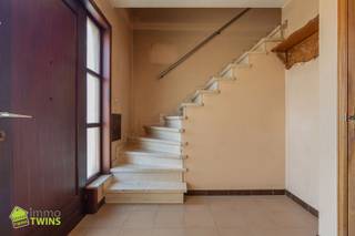 Een beperkt renovatie project met mogelijkheden, op een gunstige locatie in Lebbeke. Een ruime woning van het type gesloten bebouwing, bouwjaar 1990,...