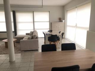Appartement met drie slaapkamers en tuin te Oudenaarde.Het appartement is als volgt ingedeeld: inkomhal, lichtrijke leefruimte met open geïnstalleerde keuken, nachthal, drie slaapkamers en twee badkamers.Er is een zonnige tuin bij om in te vertoeven.Het appartement beschikt ook over een gesloten garage.Contacteer Anouk voor bezoek of meer info 0476635628 / anouk@pattymo.be