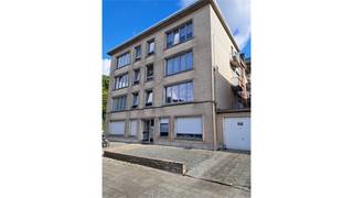 <p></p><p>Een gerenoveerd appartement op de eerste verdieping bestaande uit een woonkamer, ingerichte keuken, 1 slaapkamer, badkamer, bureel, hal met ingemaakte kast, terrasje. Het appartement wordt nog opnieuw opgeschilderd en de binnendeuren zijn ondertussen vernieuwd.</p><p>Appartement is gelegen in woongebied, geen dagvaarding, geen verkaveling.</p><p></p>