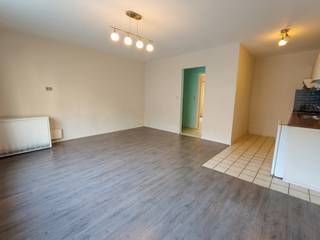 Ontdek dit charmante appartement van 53 m², perfect voor starters of als investering. Binnenin geniet u van een lichte woonkamer, een praktische keuken en een badkamer met bad. Het appartement beschikt ook over een eigen buitenruimte, ideaal om te ontspannen in de frisse lucht. Gelegen in een levendige buurt met alle nodige voorzieningen binnen handbereik, biedt dit appartement comfortabel en betaalbaar wonen. <br /><br />- Gezellige woonkamer met voldoende lichtinval<br />- Praktische keuken met functionele indeling<br />- Badkamer met bad<br />- Buitenruimte om te relaxen<br />- Centrale ligging met goede bereikbaarheid<br />- Bewoonbare oppervlakte: 53 m²<br />- EPC-score: D<br />- Ideaal voor starters of investeerders