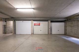Op zoek naar een vaste, veilige stelplaats voor uw wagen in Nieuwpoort? Deze garagebox in Residentie Nieuwzand, gelegen aan de Franslaan, biedt u precies dat!<br /><br />Met een lengte van 5m en een breedte van 2m58 is er voldoende plek voor de meeste wagens of kan deze garage ook prima gebruikt worden als opslagplek.<br /><br />Een handige troef voor wie in de buurt woont of een appartement in de Franslaan bezit en op zoek is naar een vaste parkeerplaats vlakbij.<br /><br />Interesse? Neem gerust contact op voor meer informatie!