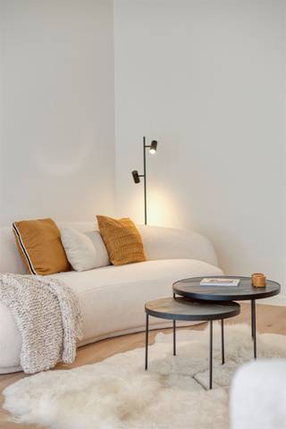 <p><span>Op een uitstekend bereikbare locatie in Antwerpen bevindt zich dit stijlvol gerenoveerde appartement in een kleinschalig en karaktervol gebouw. Het volledige gebouw, waaronder alle appartementen en de gemeenschappelijke delen, werd grondig gerenoveerd met bijzondere aandacht voor kwaliteit, lichtinval en hedendaags wooncomfort.</span></p><p><span>Bij het betreden van het appartement komt u binnen in een verzorgde inkomhal die toegang biedt tot de verschillende ruimtes. Het appartement beschikt over een ruime en lichtrijke leefruimte met mooie parketvloer en grote raampartijen. Hierdoor geniet de woonkamer van veel natuurlijk licht en ontstaat er een aangename, open sfeer. De moderne keuken sluit harmonieus aan bij de leefruimte en werd afgewerkt met kwalitatieve materialen en de nodige inbouwtoestellen.</span></p><p><span>Verder omvat het appartement twee volwaardige slaapkamers en een moderne badkamer met ruime inloopdouche, stijlvol lavabomeubel. Er is een aparte berging met de techniekene en aansluiting voor een wasmachine. De neutrale materiaalkeuzes en verzorgde afwerking zorgen voor een tijdloos geheel. Aan de achterzijde bevindt zich een aangenaam terras met een groen en rustig uitzicht, waar het heerlijk vertoeven is.</span></p><p><span>De appartementen op de eerste, tweede en derde verdieping hebben elk een bewoonbare oppervlakte van circa 90 m². Het gelijkvloerse appartement beschikt over een bewoonbare oppervlakte van circa 82 m².</span></p><p><span>Ook op technisch en energetisch vlak voldoet het appartement aan de hedendaagse verwachtingen. De elektrische installatie is conform, het appartement is asbestveilig en beschikt over een gunstig EPC-label B.</span></p><p><span>Een bijkomend voordeel van dit kleinschalige gebouw is dat er geen vaste gemeenschappelijke kosten zijn. Enkel het aandeel in de brandverzekering van het gebouw en het elektriciteitsverbruik van de gemeenschappelijke gang worden aangerekend.</span></p><p><span>De ligging vormt ten slotte een belangrijke troef. Het openbaar vervoer bevindt zich op wandelafstand en ook winkels, scholen, recreatiemogelijkheden en belangrijke invalswegen zijn vlot bereikbaar. Hierdoor is het appartement bijzonder geschikt voor wie comfortabel en centraal wil wonen met een uitstekende verbinding naar de stad en de omliggende gemeenten.</span></p><p><span>Aarzel niet om ons te contacteren voor meer informatie of een bezoek ter plaatse.</span></p>