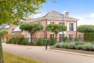 strong>Karaktervolle pastoriewoning met Art Deco accenten en zwembad in groene, rustige wijk van BornemDeze open bebouwing uit 1998 in Franse...