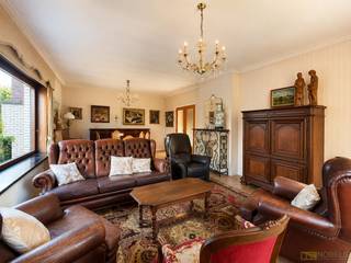 Te moderniseren woning <strong>MET GARAGE</strong>, gelegen aan de <strong>STADSRAND VAN RONSE</strong>. Deze gezinswoning biedt veel potentieel voor wie op zoek is naar <strong>RUIMTE</strong> en de mogelijkheid om een interieur <strong>VOLLEDIG NAAR EIGEN SMAAK</strong> in te richten. De aangename leefruimte geniet van veel <strong>NATUURLIJKE LICHTINVAL</strong> en sluit aan op de te moderniseren keuken. Daarnaast is er een <strong>AFZONDERLIJKE BUREAURUIMTE</strong>, ideaal voor thuiswerk, hobby’s of als <strong>HOME-OFFICE, </strong>en praktische kelder. Op de verdieping bevinden zich <strong>DRIE RUIME SLAAPKAMERS</strong> en een badkamer die verder gemoderniseerd kan worden. De <strong>ROYALE ZOLDER VAN 60M²</strong> biedt bovendien uitstekende mogelijkheden voor het <strong>CREËREN VAN EXTRA SLAAPKAMERS</strong>. Buiten beschikt de woning over zonnige tuin, terras en <strong>VRIJSTAANDE GARAGE VAN CA. 32M²</strong>. De ligging combineert de nabijheid van het <strong>CENTRUM VAN RONSE</strong> met een <strong>VLOTTE TOEGANG</strong> tot de glooiende natuur van het <strong>PAYS DES COLLINES</strong>, bekend om zijn <strong>TALRIJKE WANDEL- EN FIETSROUTES</strong>.<br /><br />Adres: David Teniersstraat 61 te Ronse<br /><br />Renovatieplicht van toepassing; P-score: A, G-score: A; Maatregelen in maatregelregister: neen; Vrij bij akte.