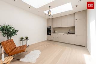 Deze ideale starterswoning woning bevindt zich op een uitstekende locatie, vlak bij het het historische centrum van Gent. Dankzij de centrale ligging zijn winkels, scholen, horecazaken en andere voorzieningen steeds binnen handbereik. De woning werd totaal gerenoveerd, is instapklaar en geschikt voor maximum 2 personen. <br /><br />Je komt binnen in de inkomhal en gaat vervolgens naar de keuken/leefruimte. Verder op het gelijkvloers is er de stijlvolle badkamer met ligbad, inloopdouche, dubbel lavabomeubel en toilet. In de badkamer is er aansluiting voor een wasmachine en droogkast. Apart toilet onder de trap. <br /><br />De eerste verdieping beschikt over een grote slaapkamer met op maat gemaakte inbouwkasten. Op de tweede verdieping bevindt zich een tweede ruime slaapkamer, waar het hoge plafond zorgt voor een extra ruimtelijk gevoel en een aangename lichtinval.<br /><br />Woning voorzien van vloerverwarming en zonnepanelen. <br /><br />Contacteer Top Vastgoed voor een bezoek op 0475 700 700.