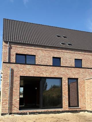 Nieuwe energiezuinige woning met 4 slaapkamers, praktische tuin, tuinberging en carport.<br />Alle voorzieningen aanwezig :<br />- Warmtepomp met overal vloerverwarming en koeling.<br />- Zonnepanelen<br />- Ventilatiesysteem D<br /><br />Gelijkvloers : inkomhal met toilet, bureau, leefruimte en open keuken met berging.<br />1e verdieping : 2 slaapkamers met ingebouwde kasten en badkamer en toilet.<br />2e verdieping : 2 slaapkamers met dressing en technische ruimte.<br /><br />De woning is voorzien van een terras met een praktische tuin en achteraan een tuinberging.<br /><br />Graag contact opnemen via Whatsapp op 0497/65.60.95<br />