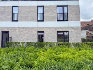 Mooi RECENT lichtrijk appartement bestaande uit een hall, living met open ingerichte keuken, wasberging, 2 slaapkamers, badkamer, apart toilet, terras met tuin vooraan / zijkant / achteraan, carport met berging, private parkeerplaats, 2 fietshaken. Wordt volledig geschilderd verhuurd en voorzien van verlichtingsarmaturen. Hoge plafonds, vloerverwarming en ventilatiesysteem. (60 euro syndiek)