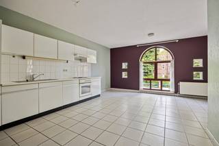 In een kleine residentie, op wandelafstand van het stadscentrum en alle nodige voorzieningen, bevindt zich dit verzorgd appartement, dat in 1992 gerenoveerd werd. Dankzij de centrale ligging geniet u hier van een vlotte bereikbaarheid en een aangename woonomgeving. Dit appartement is een uiterst interessante opportuniteit, zowel voor eigen bewoning als voor investeerders. Dankzij de ligging in een kleinschalige residentie geniet u van lage gemeenschappelijke kosten. Bovendien is het mogelijk om het volledige gebouw, bestaande uit drie appartementen, aan te kopen. <br /><br />De indeling is praktisch en functioneel: een inkomhal met vestiairehoek en afzonderlijk gastentoilet leidt naar de lichtrijke leefruimte met aansluitende keuken. Verder zijn er twee slaapkamers, een badkamer en een aparte wasruimte.<br /><br />Bijkomende troef is de ruime kelderberging die voor de nodige opbergruimte zorgt.<br /><br />Dit appartement combineert een gunstige ligging met een doordachte indeling en biedt mogelijkheden zowel voor eigen bewoning als voor investeerders die op zoek zijn naar een solide vastgoedopportuniteit.