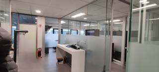 TE HUUR: Gelijkvloers Kantoor Unit 1 : 297m² .Het is zeer centraal gelegen te Kontich nabij E19. Deze site beschikt over veel manoeuvreerruimte. De...