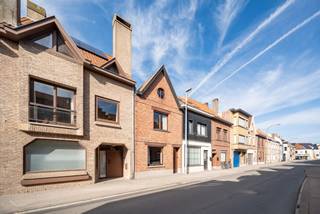 Deze stadswoning is goed gelegen in de Hendrik Consciencestraat te Heist, een mooie brede straat vlakbij de sportvelden, het warenhuis en...