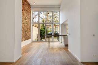 In de Eendrachtstraat, op een boogscheut van het Stefaniaplein, bieden wij u deze prachtige, volledig gerenoveerde duplex aan van 185m2 +...