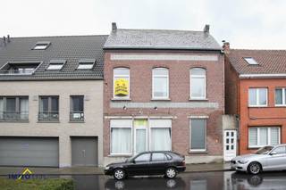 Deze grondig te renoveren woning beschikt op het gelijkvloers over een inkomhal, een woonkamer, keuken met eetplaats, badkamer (douche), wasplaats...