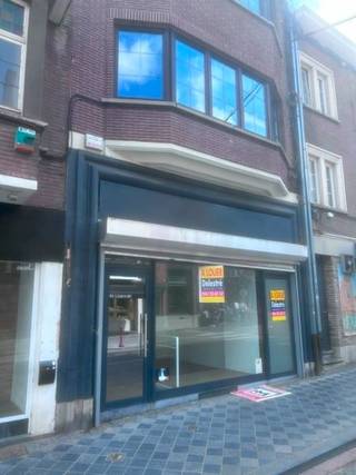 Gelijkvloers handels-/kantoorruimte van ca. 75 m² te huur. De ruimte bevindt zich volledig op het gelijkvloers en wordt nog door de eigenaar op zijn kosten verder afgewerkt met een kitchenette en een toilet. De eerste verdieping maakt geen deel uit van de verhuur en is niet toegankelijk. De maandelijkse huurprijs bedraagt € 2.200, exclusief onroerende voorheffing ten laste van de huurder. Het pand is onmiddellijk beschikbaar.<br />Het pand is vrij en beschikbaar onmiddellijk. Plannen van het pand zijn beschikbaar op aanvraag. Benieuwd naar dit bedrijfsvastgoed te huur regio Waver? Contacteer info@immodelestre.be of 054 33 62 52. www.immodelestre.be