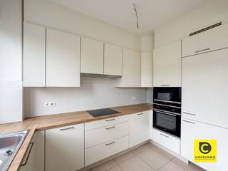 <p><span>Prachtig ruim 3-slaapkamer appartement in Berchem</span></p><p><span> </span></p><p><span>Dit instapklare 3-slaapkamer appartement bevindt zich op de eerste verdieping (dakappartement) van een kleinschalig gebouw met slechts 3 appartementen, zonder lift. Dankzij de vele ramen geniet het appartement van een overvloed aan natuurlijk licht. Er is de mogelijkheid om een autostaanplaats aan te kopen voor € 15.000. Verder zijn er een gemeenschappelijke fietsenberging en twee kelders beschikbaar.</span></p><p><span> </span></p><p><span>Indeling van het appartement:</span></p><p><span> </span></p><p><span>Living en keuken</span><span><br /></span><span>Het appartement beschikt over een ruim open leefgedeelte waarin woonkamer, eetruimte en keuken naadloos in elkaar overlopen. Deze open indeling zorgt voor een licht en ruimtelijk gevoel. De moderne witte keuken is volledig uitgerust met inbouwapparatuur, waaronder dubbele ovens en een keramische kookplaat. Het houten werkblad brengt warmte in de ruimte en het grote raam zorgt voor veel natuurlijk licht. De woonkamer is gezellig en licht, ideaal om te ontspannen, terwijl het aangrenzende eetgedeelte ruimte biedt voor een dinertafel. Het open concept is perfect voor samenkomen met familie en vrienden.</span></p><p><span> </span></p><p><span>Slaapkamers</span><span><br /></span><span>Het appartement telt drie slaapkamers. De hoofdslaapkamer beschikt over een groot raam met uitzicht op de groene omgeving, ideaal voor rust en privacy.</span></p><p><span> </span></p><p><span>Badkamer<br /></span><span>De moderne badkamer is afgewerkt met witte tegels en voorzien van een inloopdouche met glazen wand, een functioneel lavatorium met spiegel en praktische opbergruimte. Een aangename ruimte voor dagelijks gebruik.</span></p><p><span> </span></p><p><span>Ligging en omgeving<br /></span><span>Gelegen in het dynamische Berchem, geniet dit appartement van een rustige, groene straat en een uitstekende bereikbaarheid. Scholen, winkels, restaurants en openbaar vervoer bevinden zich in de nabije omgeving, waardoor het ideaal is voor gezinnen en stellen.</span></p><p><span> </span></p><p><span> </span></p><p><span>Bijzonderheden:</span></p><ul><li><span>Instapklaar </span></li><li><span>3 slaapkamers </span></li><li><span>Doorloopappartement </span></li><li><span>Lage algemene kosten </span></li><li><span>Elektriciteit conform </span></li><li><span>Veel natuurlijk lichtinval </span></li><li><span>Gemeenschappelijke fietsenberging </span></li><li><span>Mogelijkheid tot aankoop van een autostaanplaats (€ 15.000) </span></li><li><span>Vrij bij akte </span></li></ul><p><span>Ook het appartement op de tweede verdieping is te koop. Indien u wenst, kunt u deze ook zien.</span></p><p><span> </span></p><p><span> </span></p>