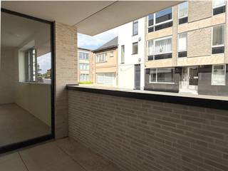 Ontdek dit moderne gelijkvloers appartement, waar comfort, licht en energiezuinig wonen perfect samenkomen.<br /><br />Indeling: ruime woonkamer met open keuken, berging, apart toilet, 1 slaapkamer en badkamer met inloopdouche, lavabomeubel en handdoekradiator.<br /><br />Buiten: privatief terras.<br /><br />Parkeren &amp; berging: ondergrondse autostaanplaats en privatieve berging met elektriciteit inbegrepen in de huurprijs.<br /><br />Afwerking: volledig geschilderd opgeleverd, voorzien van armaturen, gordijnrails en lichte deuren.<br /><br />Duurzaam &amp; energiezuinig: verwarming via geothermie en zonnepanelen per appartement, E-peil = 20.<br /><br />Algemene onkosten: 60 euro / maand<br /><br />Benieuwd naar dit project? Neem contact met ons op voor meer informatie of een rondleiding:<br />03/775.44.10<br />info@immo-jet.be