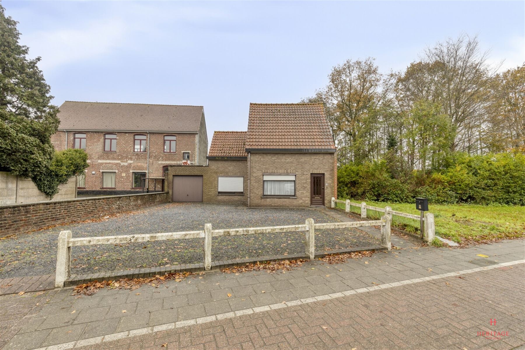 Te renoveren woning met potentieel op centrale ligging in Deinze - foto 1