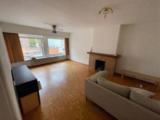 Instapklaar appartement met 2 slaapkamers – Mathias Geschweinstraat, Gent**Dit heerlijke appartement is gelegen op een uitstekende locatie in Gent, vlak bij winkels, openbaar vervoer en de belangrijkste invalswegen. Ideaal voor wie rust en bereikbaarheid combineert.Het appartement beschikt over twee ruime slaapkamers, elk voorzien van plaats voor een bed. Indien gewenst is er in beide kamers ook nog ruimte voor een bureel — ideaal voor wie thuis werkt of nood heeft aan een extra werkplek.De keuken is ruim en volledig ingericht, met voldoende bergruimte en werkoppervlak om er comfortabel te koken.De badkamer is voorzien van een douche in het bad, en er is een apart toilet aanwezig — praktisch voor gezinnen of gedeelde bewoning.Fietsen kunnen veilig gestald worden op de binnenkoer.- Gemeenschappelijke kosten: € 100/maand- Provisie warm water en CV: € 150/maand Interesse of een bezoek plannen? Neem gerust contact op voor meer informatie of om een bezichtiging in te plannen.