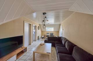 <span><strong>Knus en gezellig dakappartement op toplocatie</strong></span><br />Ontdek dit charmante dakappartement, ideaal gelegen in het centrum op wandelafstand van winkels, supermarkt, openbaar vervoer en gezellige horecazaken.<br />Perfect voor wie houdt van een sfeervolle woonplek met veel licht en karakter.<br /><br /><span><u><strong>INDELING:</strong></u></span><br />. woon- en zitruimte - keuken - badkamer - slaapkamer - was/stookplaats<br />. kelderberging <br />. autostaanplaats P1 aan de voorzijde van het gebouw<br /><br />Eveneens geschikt als investeringseigendom.<br /><br /><strong>Interesse? Aarzel niet een bezoekmoment aan te vragen op het nummer 0496/166 339.<br />Steeds tot je dienst.</strong><br /><br /><br /><br /> 