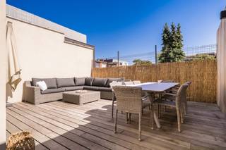 <p><span>Stijlvolle duplex met charme en comfort in hartje Lier - 145 m² woonplezier!</span></p><p><span>Welkom in deze prachtige duplex van 145 m², gelegen in het bruisende hart van Lier. Dit unieke appartement combineert authentieke charme met hedendaags wooncomfort en straalt klasse uit vanaf het moment dat je binnenstapt.</span></p><p><span>De aparte inkom naast het handelspand leidt je naar een lichtrijke en open leefruimte, waar een moderne keuken centraal staat. Stijlvolle houten vloeren en grote raampartijen zorgen voor een warme, uitnodigende sfeer. De elegante eetkamer biedt het perfecte decor voor gezellige diners.</span></p><p><span>De volledig uitgeruste keuken is een droom voor elke kookliefhebber: strak, minimalistisch en voorzien van hoogwaardige apparatuur. Dankzij de directe toegang tot de buitenruimte is dit de ideale plek om s ochtends te genieten van een kop koffie in de zon. De gezellige zithoek aan de achterzijde opent via een groot schuifraam naar een royaal dakterras van 40 m² een privé-oase midden in de stad, perfect om te ontspannen of gasten te ontvangen.</span></p><p><span>Op de bovenverdieping vind je twee ruime slaapkamers, beiden met aansluitend een moderne badkamer, afgewerkt met luxe materialen voor ultiem comfort. Elk verdiep beschikt bovendien over een apart gastentoilet. Extra opbergruimte is beschikbaar op de handige bergzolder en op het gelijkvloers is een technische ruimte voorzien.</span></p><p><span>Er is de mogelijkheid om het huurcontract van de garagqebox achter het pand over te nemen.</span></p><p><span> </span></p><p><span> </span></p>