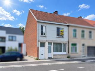 RUIME GEZINSWONING MET 3 SLAAPKAMERS, gelegen op een MOOI PERCEEL VAN CA. 740 M² in Nederename, deelgemeente van Oudenaarde. Deze woning combineert een RUIM WOONVOLUME met een ROYALE TUIN en biedt dankzij de vaste trap naar de GEÏSOLEERDE ZOLDER nog bijkomende UITBREIDINGSMOGELIJKHEDEN. De eigendom is MOMENTEEL VERHUURD en vormt hierdoor een INTERESSANTE OPPORTUNITEIT voor zowel EIGEN BEWONING NA RENOVATIE als voor INVESTEERDERS. Doorheen de jaren werden reeds verschillende verbeteringswerken uitgevoerd, waaronder ISOLATIEWERKEN en de plaatsing van CENTRALE VERWARMING OP GAS. Mits verdere renovatie kan deze SOLIDE WONING volledig worden aangepast aan de HEDENDAAGSE WOONWENSEN.<br />De indeling gaat als volgt: via de inkomhal bereikt u de ruime en lichtrijke woonkamer. Aansluitend bevinden zich de veranda en de keuken. Verder beschikt de woning over een badkamer, een praktische kelder en 3 volwaardige slaapkamers². Een vaste trap leidt naar de geïsoleerde zolder, die momenteel extra bergruimte biedt en mogelijkheden heeft voor verdere inrichting.<br />Buitenshuis beschikt de woning over een koer met diverse praktische buitenbergingen en een ruime, zuidwestgeoriënteerde tuin, waar u volop kan genieten van de buitenruimte. Een bijkomende troef is de losweg achteraan het perceel, waardoor de eigendom ook langs de achterzijde toegankelijk is.<br /><br />Adres: Nederenamestraat 37 te Oudenaarde<br /><br />EPC: label F; G-score en P-score B; Renovatieverplichting van toepassing; Bestuursmaatregelen in het maatregelenregister: Neen; Beschikbaar na opzegtermijn huurders.