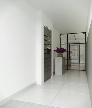 Het luxueus kleinschalig nieuwbouwcomplex van 10 appartementen te koop in Hasselt koppelt zijn bijzonder gunstige ligging aan zalig wooncomfort met hoogwaardige materialen. Het project biedt moderne en ruime appartementen van 62m² tot 145m², met 1, 2 of 3 slaapkamers, tuinen en terrassen, ondergrondse parkings.Ieder appartement voldoet aan de BEN-norm en is voorzien van vloerverwarming. Uiterst energiezuinig dus! De inrichting, die kiest u volledig naar uw smaak. Enkele troeven:Winkels, cultuur en gastronomie op wandelafstandOpenbaar vervoer vlakbijBEN-appartementen met 5 jaar vrijstelling op onroerende voorheffingVloerverwarming en Clima-CannelsCamerabewaking en inbraakwerend glas gelijkvloersZon- en geluidswerend glas, waterrecuperatieZonnepanelen, geothermische warmtepompenPrijzen:1-slaapkamerapp. vanaf 325.000 € excl kosten2-slaapkamerapp. vanaf 472.000 € excl kosten3-slaapkamerapp - verkocht!