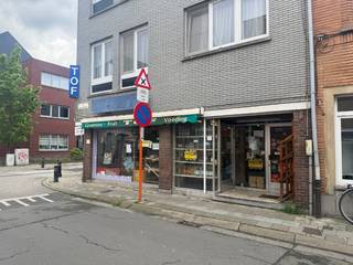 <strong>Commerciële toplocatie in het hart van Ledeberg met uitstekende zichtbaarheid en veel passage!</strong><br />-Deze ruime handelsruimte van ca. 240 m² biedt tal van mogelijkheden voor horeca, retail of andere commerciële activiteiten.<br />-Dankzij de open indeling en grote etalage geniet de ruimte van een sterke commerciële uitstraling en maximale visibiliteit.<br />-Troeven van het pand:<br />Ca. 240 m² bruikbare oppervlakte <br />Open handelsruimte met veel mogelijkheden <br />Aparte opslagruimte achteraan <br />Ruime etalage en veel natuurlijke lichtinval <br />Vlot bereikbaar met openbaar vervoer en nabij invalswegen .<br />Woonst mogelijkheden binnen de zaak <br /><br />-Ideaal voor ondernemers die een nieuwe zaak willen opstarten of een bestaande activiteit willen uitbreiden op een strategische locatie.<br /><br />-Een commerciële opportuniteit met potentieel in een levendige en groeiende buurt.<br /><br />Voor meer info en/of bezoek bel Aurélie 0494/80.77.88