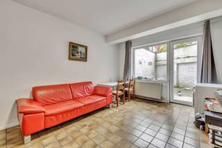 At the border between Ganshoren and Jette, on the ground floor of a small building of 4 units without a co-ownership association, charming...