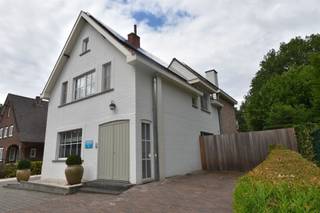 <p><span>Nieuw bij Animo Vastgoed!!</span></p><p><span>Charmante gezinswoning met verwarmd zwembad, poolhouse en praktijkruimte op toplocatie op de Herebaan-West te Houthalen. </span></p><p><span>Ontdek deze </span><span>uitzonderlijke</span><span> woning op toplocatie te Houthalen. De woning werd in 2012 volledig gerenoveerd en er werd een volledig nieuw deel aangebouwd. </span></p><p><span>Hier combineer je moeiteloos </span><span>wonen, werken en ontspannen</span><span>, op wandelafstand van scholen, nabij het centrum en met uitstekende verkeersverbindingen. Ideaal voor gezinnen die ruimte zoeken of een zelfstandige praktijk aan huis wensen. </span></p><p><span>Wat deze woning zo uniek maakt:</span></p><ul><li><span>Ruimte en flexibiliteit:</span><span> De woning beschikt over een mooie inkomhal, een sfeervolle zithoek met haard, een lichte leefruimte met geïntegreerd bureaublok (ideaal voor thuiswerk) en een tweede, apart salon perfect als tv- of hobbyruimte. De praktische keuken met berging en een gastentoilet maken het gelijkvloers verdiep compleet.</span></li><li><span>Ultiem leefplezier:</span><span> De prachtig aangelegde tuin is een oase van rust met een </span><span>verwarmd zwembad</span><span> en een luxe </span><span>poolhouse</span><span> (met eigen slaap/tuinkamer en doucheruimte). Geniet hier van het ultieme vakantiegevoel of gebruik het als gastenverblijf of wellnessruimte.</span></li><li><span>Werken aan huis:</span><span> Een </span><span>dubbele garage</span><span> met aparte </span><span>praktijkruimte</span><span> biedt de perfecte setting voor zelfstandigen of wie een kantoor aan huis zoekt. Er is zelfs een extra (derde) garage voor extra opslag of voertuigen.</span></li><li><span>Complete gezinswoning:</span><span> Op de verdieping vind je een ruime nachthal met apart toilet, </span><span>comfortabele slaapkamers</span><span> en een extra </span><span>bureau-/kinderkamer</span><span> of studeerkamer. De badkamer is uitgerust met zowel een ligbad als een aparte douche.</span></li><li><span>Praktische extra's:</span><span> Een tuinberging voor al je gereedschap en fietsen, én de woning is deels onderkelderd voor extra opslagruimte.</span></li><li><span>Ideale ligging:</span><span> Gelegen op een steenworp afstand van scholen, winkels, openbaar vervoer en de snelweg. Perfect voor gezinnen die gemak en mobiliteit hoog in het vaandel dragen.</span></li></ul><p><span>Deze woning </span><span>bruist van de mogelijkheden</span><span> en is klaar om jouw ideale thuis te worden. 36 Zonnepanelen met twee omvormers - 4 airco's - Volledig omheinde tuin met elektrische poort. </span></p><p><span>Meer weten of een bezichtiging plannen? Neem contact met ons op! 011/220.750</span></p>