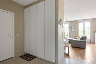 <p><span>EDEGEM - Molenveld</span><span>: Instapklaar, lichtrijk appartement van ca 100m² met terras (ca 12m²). EPC-attest B.</span></p><p><span> </span></p><p><span>BESCHRIJVING:</span></p><p><span> </span></p><p><span>Het appartement is gelegen op de 1° verdieping van een kleinschalig gebouw met lift en met lage gemeenschappelijke kosten.</span></p><p><span> </span></p><p><span>U betreedt het pand via de inkomhal. </span></p><p><span>U zal er tevens een vestiaire kast terugvinden en een apart toilet.</span></p><p><span>Gaat u verder door, dan treft u de woon - en eetkamer dewelke baadt in natuurlijk licht dankzij de grote raampartijen. </span></p><p><span>Aansluitend treft u het zonnige, zuid-gelegen terras met zonnetent.</span></p><p><span>Vervolgens is er een open keuken. Deze beschikt over voldoende kastruimte en alle noodzakelijke toestellen.</span></p><p><span>Tevens is er een aparte bergruimte voorzien voor wasmachine en droogkast.</span></p><p><span>Verder zijn er twee slaapkamers aanwezig. </span></p><p><span>Tenslotte is er een badkamer voorzien van een douche, ligbad, lavabomeubel en spiegel. </span></p><p><span> </span></p><p><span>De vloer in de inkomhal en natte ruimtes bestaat uit tegels. De rest van de woning is voorzien van parket. </span></p><p><span> </span></p><p><span>De autostaanplaats in het gebouw dient mede gehuurd te worden (100 euro/maand). Hier hoort tevens nog een grote berging bij.</span></p><p><span> </span></p><p><span>BIJZONDERHEDEN:</span></p><p><span> </span></p><p><span>- Beschikbaar vanaf 01/11/2026</span></p><p><span>- Maandelijkse provisiekosten: 150 € (privatief waterverbruik, lift, elektriciteit gemene delen, onderhoud, beheer)</span></p><p><span>- Zuid gericht terras</span></p><p><span>- Zeer goede ligging nabij alle winkels en faciliteiten. Goede bereikbaarheden. </span></p><p><span>- Energiezuinig appartement (EPC- attest B)</span></p><p><span>- Twee bergingen </span></p><p><span> </span></p>