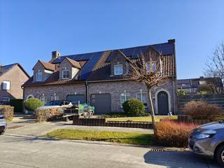 Deze prachtige halfopen bebouwing combineert ruimte, comfort en energiezuinig wonen op een uitstekende locatie. De woning is volledig bemeubeld...