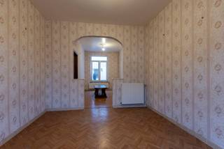 <p>Deze ruime woning met 5 slaapkamers in Jette is gelegen in een aangename en goed bereikbare woonomgeving en vormt een ideale basis voor wie op zoek is naar een gezinswoning met veel ruimte en mogelijkheden. De woning combineert een praktische indeling met een centrale ligging nabij voorzieningen.</p><p>Bij het betreden van de woning kom je in een royale inkomhal met voldoende plaats voor een vestiaire. De leefruimte straalt een warme en gezellige sfeer uit en sluit aan op de keuken met eetkamer, die zich in de achterliggende aanbouw bevindt. Vanuit deze ruimte heb je directe toegang tot de gezellige patio, waar je in alle rust kan genieten van een buitenmoment.</p><p>Aansluitend aan de keuken bevinden zich de badkamer, een wasberging en een extra berging, wat zorgt voor een praktische en functionele inrichting van het gelijkvloers.</p><p>Via de karaktervolle houten trap bereik je de verdiepingen. Op de tussenverdieping bevindt zich een gastentoilet. De eerste verdieping omvat twee slaapkamers en een extra ruimte die perfect kan dienen als dressing of bureau. Op de bovenste verdieping bevinden zich nog drie volwaardige slaapkamers met oppervlaktes van 11m², 10m² en 10m².</p><p>De zolderverdieping is bereikbaar via een uittrekbare trap en kan gebruikt worden als extra opslagruimte.</p><p>De woning beschikt over een recente gasketel, geplaatst in 2023, wat een bijkomende troef vormt. Met een EPC van 424 kWh/m² jaar en label G is er ruimte voor energetische optimalisatie, wat tegelijk mogelijkheden biedt om de woning naar hedendaagse normen te brengen.</p><p>De ligging is bijzonder gunstig, op wandelafstand van winkels, de Onze-Lieve-Vrouw van Lourdeskerk en het Jardin des Magnolias. Daarnaast is de woning vlot bereikbaar met het openbaar vervoer, waaronder een metrostation in de buurt.</p><p>Deze woning biedt een combinatie van ruimte, ligging en potentieel en is uitermate geschikt voor wie een ruime gezinswoning wil inrichten naar eigen smaak. Plan een bezoek en ontdek de mogelijkheden.</p>