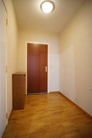 🏡 Te huur: Gezellig 3-slaapkamer appartement in het hart van Genk<br />📍 Adres: Molenstraat 60C bus 11, 3600 Genk<br /><br />Ben je op zoek naar een ruim en comfortabel appartement in het centrum van Genk? Dan is dit instapklaar appartement precies wat je zoekt!<br /><br />✨ Indeling:<br /><br />Ruime living en eetkamer<br />Praktische keuken<br />3 slaapkamers<br />Badkamer met bad<br />Dubbele lavabo <br />Apart toilet<br />Berging<br /><br />2 gezellige terrasjes om te genieten van de buitenlucht<br />Grote garagebox met plaats voor 2 wagens<br />2 kelderbergingen voor extra opslagruimte<br /><br />🔧 Extra informatie:<br />EPC: C<br />Beschikbaar vanaf 1 januari 2026<br />Huurprijs: €975/maand<br />Gemeenschappelijke kosten: €139,69/maand<br />Huurwaarborg: €2925<br /><br />📍 Toplocatie:<br />Gelegen in de levendige Molenstraat, op wandelafstand van winkels, openbaar vervoer, scholen en alle andere voorzieningen.<br /><br />📞 Interesse? Neem vandaag nog contact op voor een bezichtiging en wie weet wordt dit jouw nieuwe thuis in hartje Genk! Mailen kan naar briana@hermania.be 