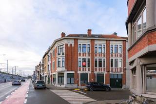 Instapklaar 1-slaapkamerappartement in charmant gebouw<br /><br />Epc-label: B <br />Mobiscore: 9,5/10 <br /><br />Achter de charmante gevel bevindt zich dit fijne 1-slaapkamerappartement. Gelegen op slechts een steenworp afstand van het Citadelpark, de verschillende faculteiten en het station Gent-Sint-Pieters en binnen fietsafstand van het historische centrum van Gent, biedt dit appartement een ideale locatie. De omgeving heeft een rijk aanbod aan ontspanningsmogelijkheden, sport- en cultuurfaciliteiten, winkels, diensten en onderwijsinstellingen. Bovendien zijn belangrijke invalswegen met de wagen gemakkelijk bereikbaar, waardoor u alles binnen handbereik heeft.<br /><br />Het appartement bevindt zich op de eerste verdieping in een kleinschalige residentie en beschikt over een fijne lichtrijke leefruimte met aansluitend de geïnstalleerde keuken. Naast de keuken bevindt zich de badkamer met enkel wasmeubel, toilet en grote inloopdouche. Via de leefruimte heeft u toegang tot de slaapkamer (14m2). Het appartement geniet van veel lichtinval en is volledig instapklaar. Op het gelijkvloers bevindt zich een gemeenschappelijke fietsenstalling.<br /><br />Bent u op zoek naar een appartement voor uw studerend kind, een goede investering of een eerste eigen appartement, dan is dit appartement iets voor u!<br /><br />Verhuurwaarde: €750/maand<br /><br />CONTACT LAURA op 0473 41 35 62 of via info@vicusvastgoed.be