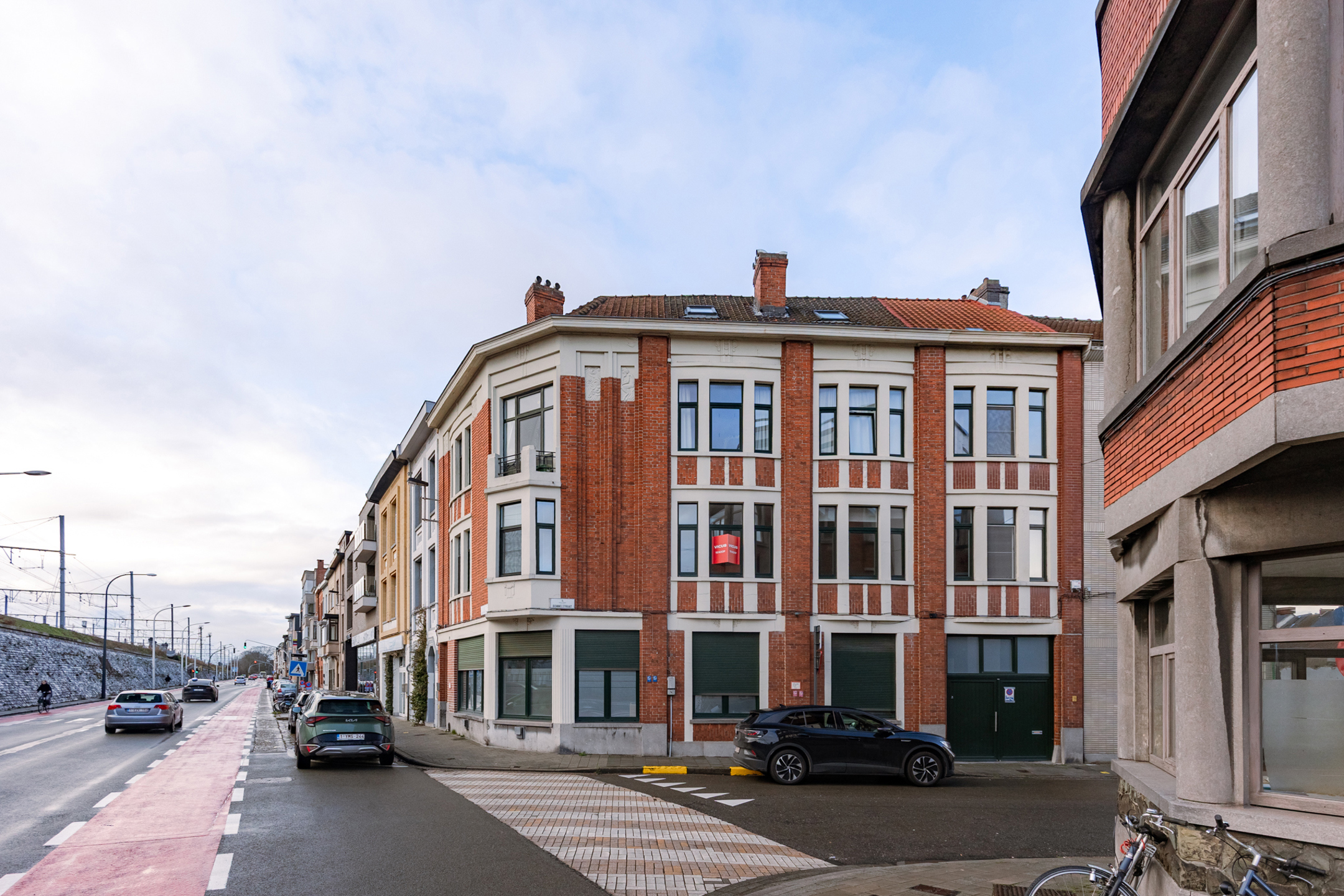 Instapklaar 1-slaapkamerappartement in charmant gebouw - foto 3