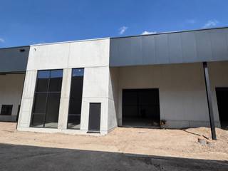 Twee aangrenzende KMO-units te koop als één geheel, goed voor een totale oppervlakte van 979m². Unit 1 omvat +/- 357m² gelijkvloers en een...