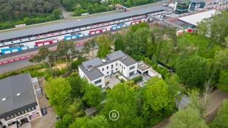 Betreed een wereld van mogelijkheden in dit buitengewoon ruime pand, gelegen op een unieke locatie te Bolderberg, omringd door 27 are aan...