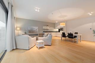 <strong>De Haan: moderne en uitzonderlijk ruime assistentiewoning met 1 volwaardige slaapkamer te koop in de Vosseslag.</strong><br /><br />In de residentie &amp;quot;Golf by Zilverduin&amp;quot; bevindt zich deze assistentiewoning met een bewoonbare oppervlakte van 71 vierkante meter, gelegen op een uitstekende locatie in de Vosseslag.<br /><br /><strong>Indeling: </strong><br />Een gezellige leefruimte, volledig geïnstalleerde open keuken, ruim terras, slaapkamer met ensuite badkamer, aparte bergruimte.<br /><br /><strong>Troeven:</strong>
<ul><li>Ruim terras;</li><li>Rustige ligging;</li><li>Privatieve berging;</li><li>Vlakbij de Kusttram.</li></ul>
Wenst u meer informatie of een bezoek ter plaatse? Contacteer Thomas Bruylant vandaag nog op +32 479 56 10 66.