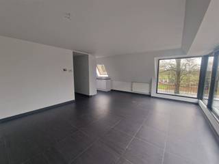 <p><span><span>Deze residentie is gelegen in een groene omgeving maar vlot bereikbaar vanuit Mechelen en Lier, E19 is vlakbij alsook het openbaar vervoer.</span></span></p><p><span><span>Het appartement is ruim en heeft veel lichtinval.</span></span></p><p><span><span>Het is gelegen op de 2de verdieping en heeft 2 terrassen.</span></span></p><p><span><span>De indeling is als volgt  : inkomhal, toilet, vestiaire, ruime living, keuken, berging, 2 slaapkamers, 2 terrassen.</span></span></p><p><span><span>Er is een lift aanwezig in het gebouw.</span></span></p><p><span><span> </span></span></p><p><span><span> </span></span></p>