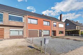 Deze op te frissen/deels te renoveren woning is gelegen op wandel- en/of fietsafstand van het centrum van Deinze.Bij het binnenkomen word je...