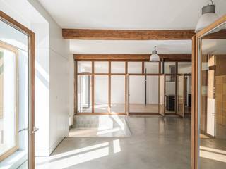 Bijzonder instapklare ruime en rustig gelegen loft (169 m2 ) met zicht op water en achterzijde keizerspark...<br /><br />KIJKDAGEN op 17/20 juni en 1 juli<br /><br />Op de grens Gent - Gentbrugge - Bijzonder ruime loft(169 m2 bvo), 1 tot 2 slaapkamers mogelijk.<br /> <br />Voor meer informatie, mail naar mathieu@kaaivastgoed.be of bel 0478 40 44 60<br /> <br />Dit historisch pand uit 1905 werd structureel aangepakt in 2010 en omgevormd naar een unieke architectenwoonst met kantoorruimte. Tot op vandaag werd het bewoond door architecten. Uniek is de volledig open en multifunctionele ruimte die rechtstreeks via de Scheldekaai toegankelijk is. Hierbij werden de oorspronkelijke industriële elementen en balken behouden met als resultaat een open en lichtrijk geheel, polyvalente ruimtelijkheid, … Dit in een kleinschalig gebouw met slechts 3 entiteiten.<br /> <br />Kers op de taart is de locatie. Rustig gelegen op een tamme steenworp van het Keizerspark en de Keizersparkbrug met een directe verbinding naar de visserij en centrum Gent. Op vijf minuten slenteren van de tramhalte. <br />Hier vinden we een open ruimte met 3 compartimenten en verschillende mogelijkheden tot indeling. Dit is een absolute buitenkans voor wie op zoek is naar een atypisch pand met gevoel voor esthetiek, oppervlakte, parkeermogelijkheid, een goed EPC en dit alles in het stadscentrum.<br /><br />Bij enige en eigen woning bedragen de registratierechten slechts 2%. <br /><br />De prijs is een startprijs. Alle biedingen worden aan de verkoper voorgelegd. <br /><br /><br />
