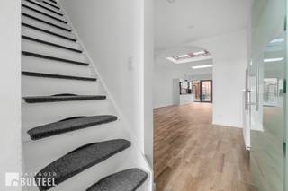 Deze instapklare woning is gelegen nabij het centrum van Sint-Niklaas. Op het gelijkvloers bevindt zich de ruime leefruimte met open keuken, een badkamer en een apart gastentoilet. Aansluitend aan de keuken is er toegang tot het terras, dat zorgt voor een aangename buitenruimte. Op de eerste verdieping bevinden zich twee slaapkamers en een vaste trap die toegang biedt naar een derde slaapkamer en een balkon. De woning beschikt over een EPC-label B, een conforme elektriciteitsinstallatie en centrale verwarming op aardgas. Gelegen op korte afstand van winkels, diverse voorzieningen en openbaar vervoer. Contacteer ons gerust voor een plaatsbezoek!